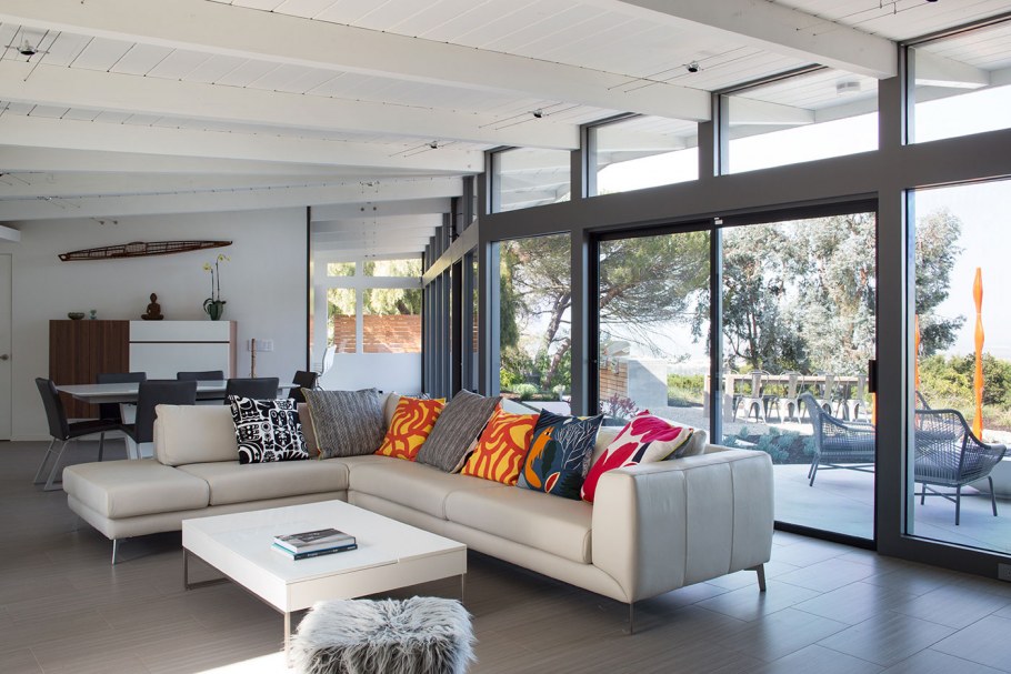 Дом в стиле лофт с панорамными окнами