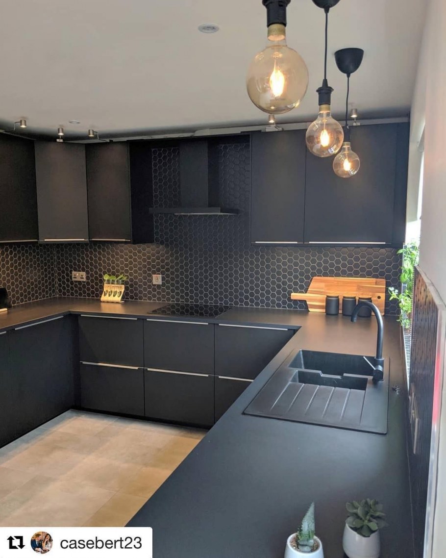 Кухня с коричневым полом