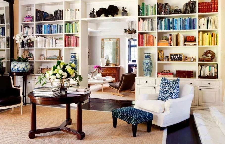 Книжные полки в интерьере гостиной