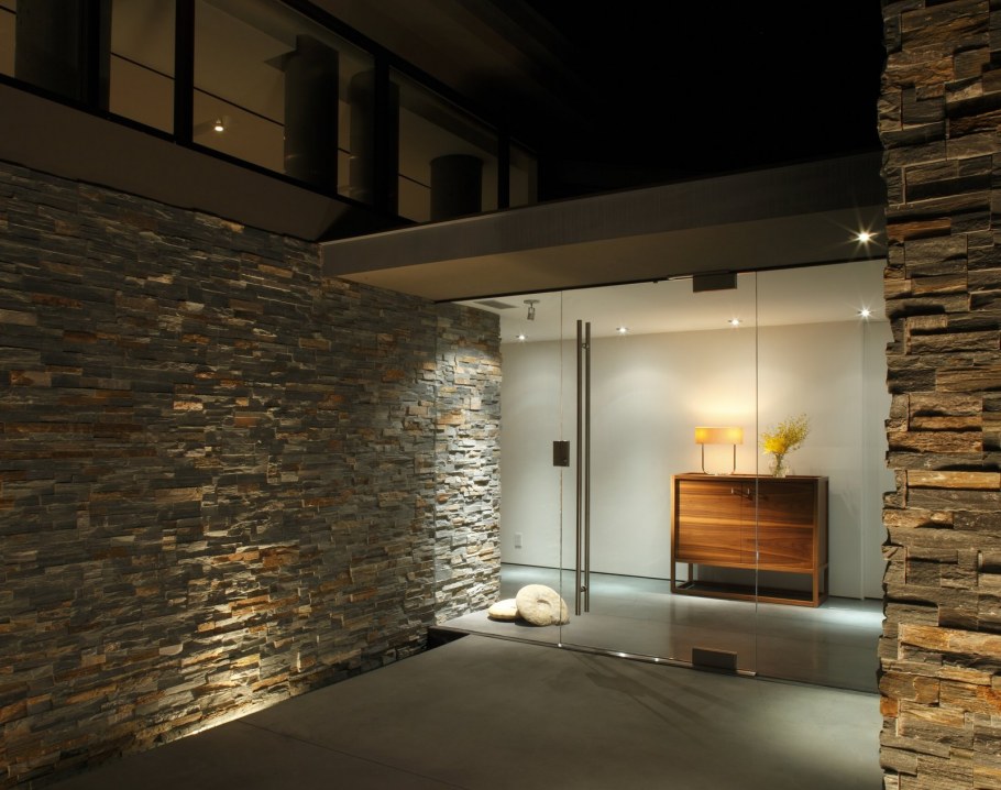 Каменная стена с подсветкой