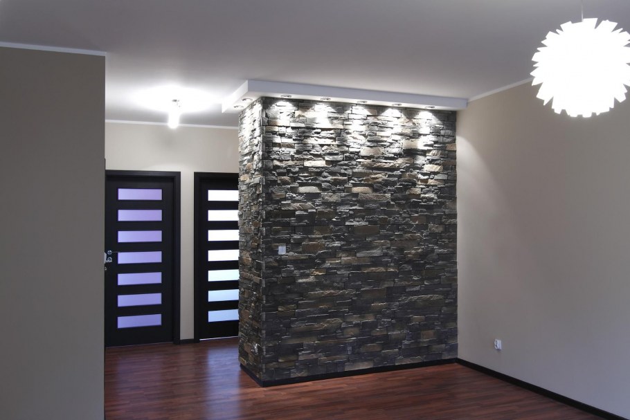 Стена из декоративного камня