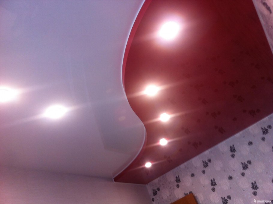 Натяжные потолки разных цветов