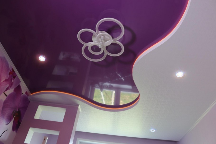Сиреневый натяжной потолок