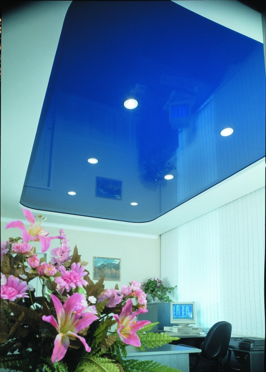 Глянцевый натяжной потолок