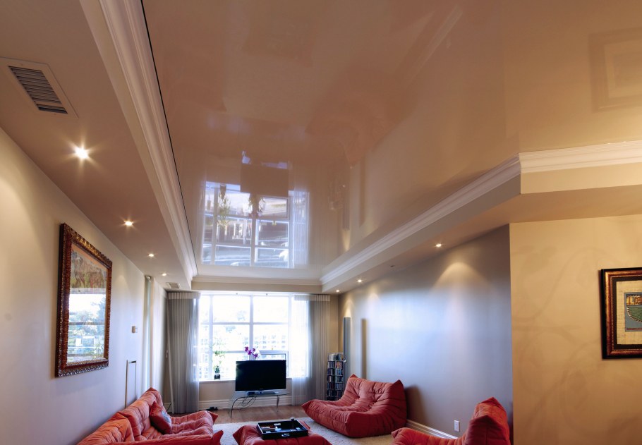 Комната с сиреневым потолком