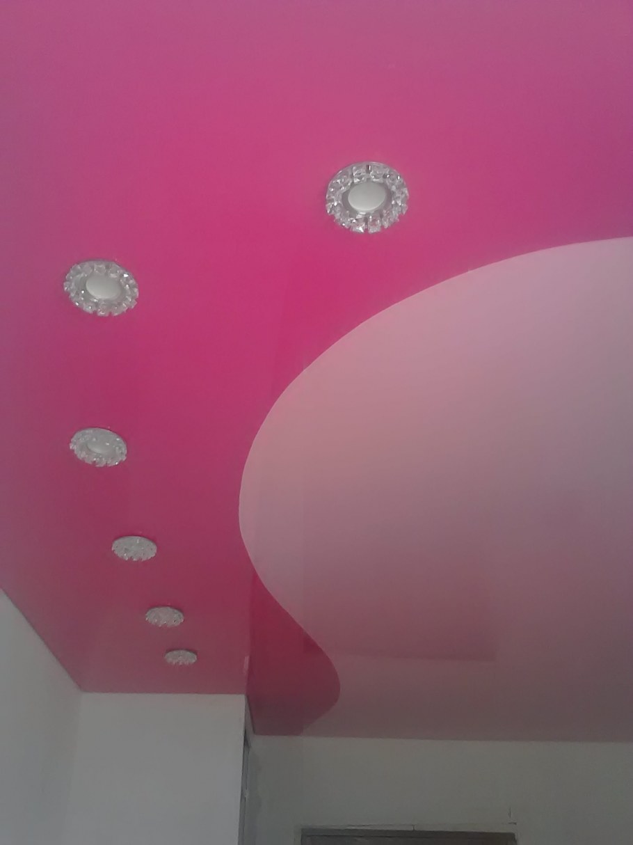 Двухцветные натяжные потолки