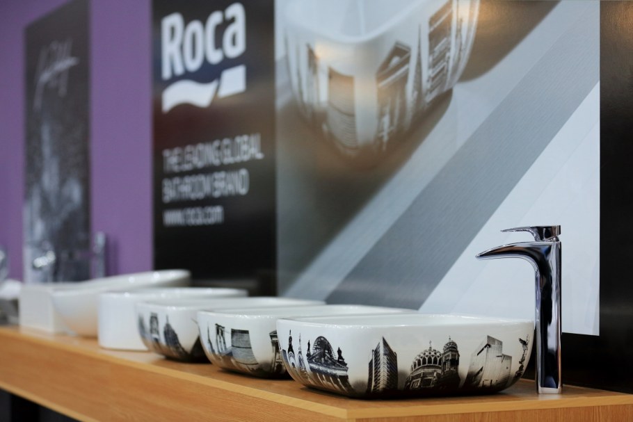 Санузел с черным унитазом