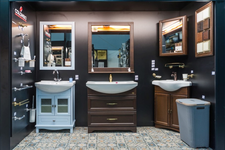 Черный унитаз в интерьере ванной