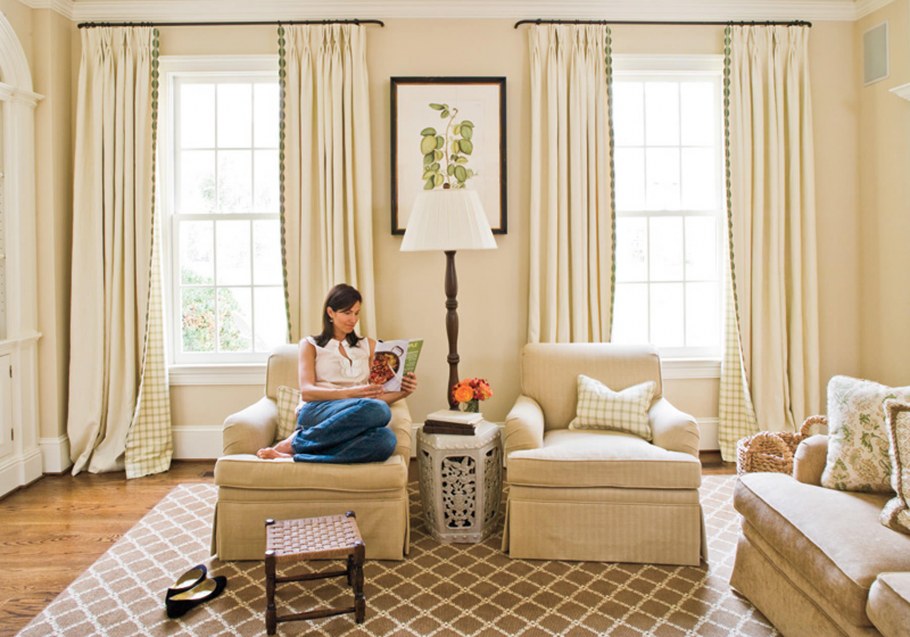 Шторы в интерьере гостиной теплых оттенков