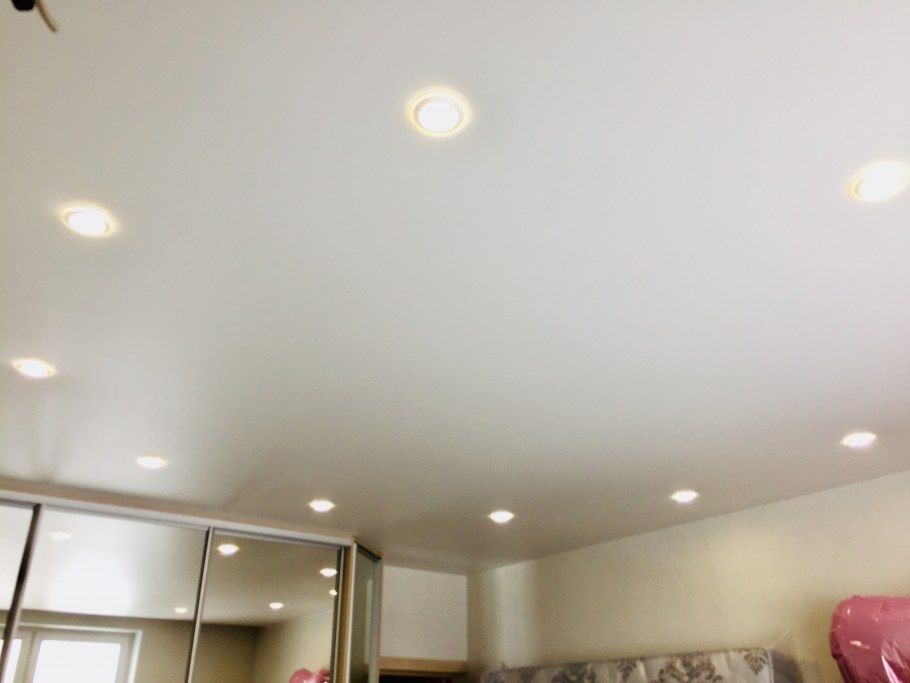 Точечные светильники для натяжных потолков