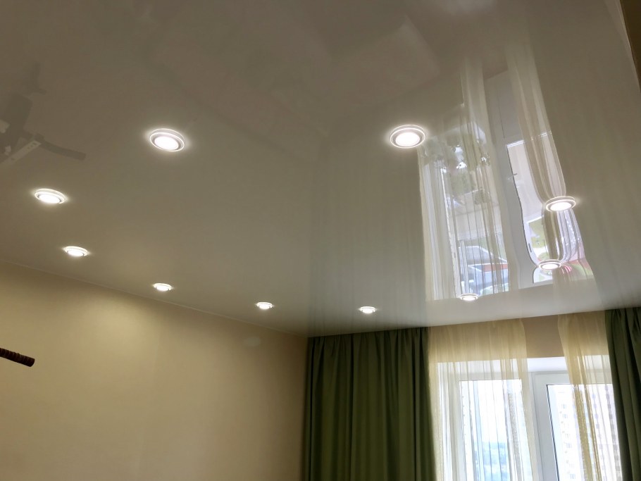 Глянцевый натяжной потолок