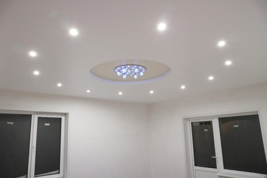 Натяжные потолки белые