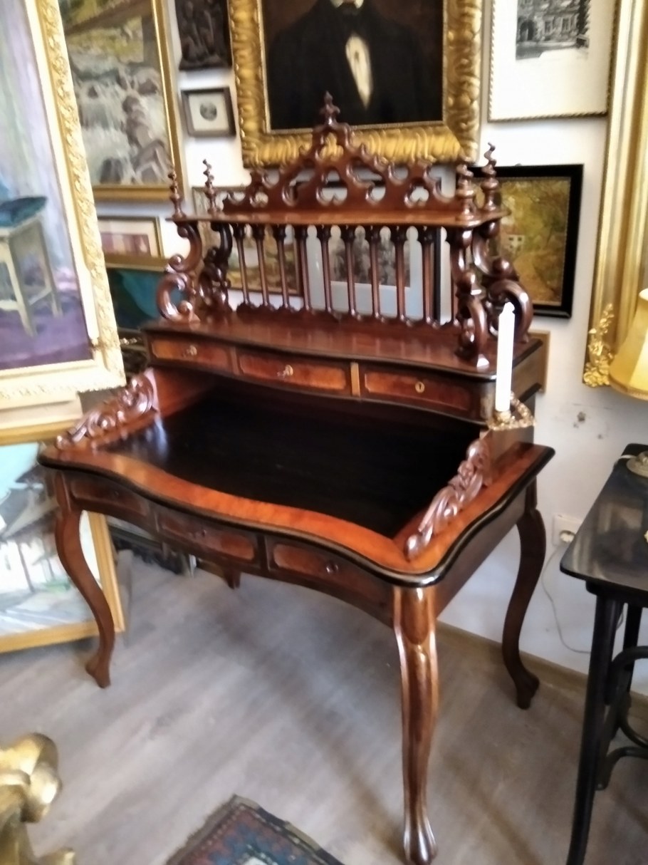 Старинный диван бидермейер