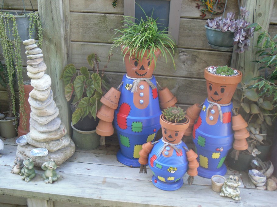 Садовые фигуры из пластмассовых цветочных горшках