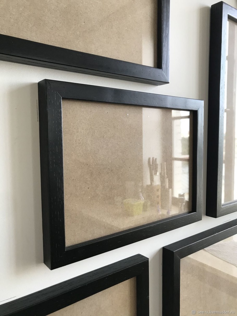 Рамки на стене декор