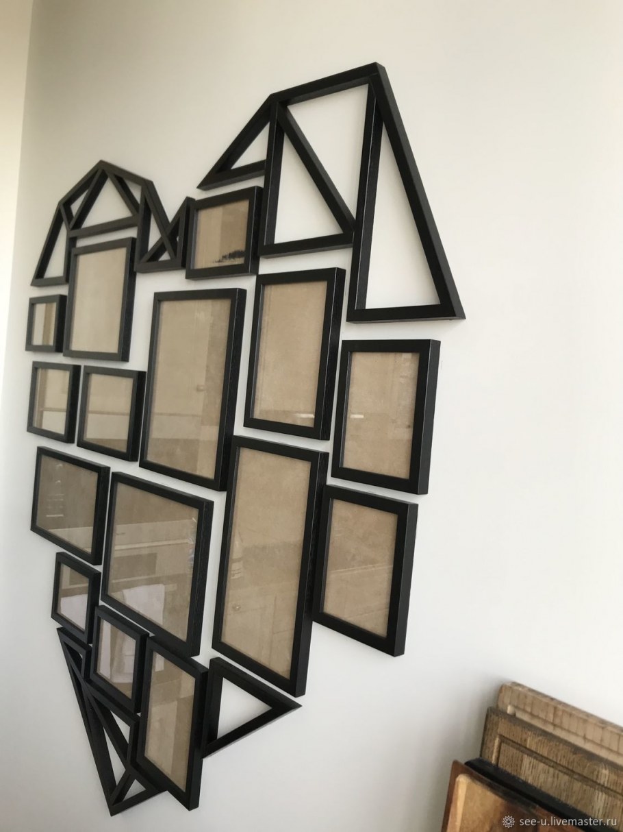 Композиция из рамок на стене