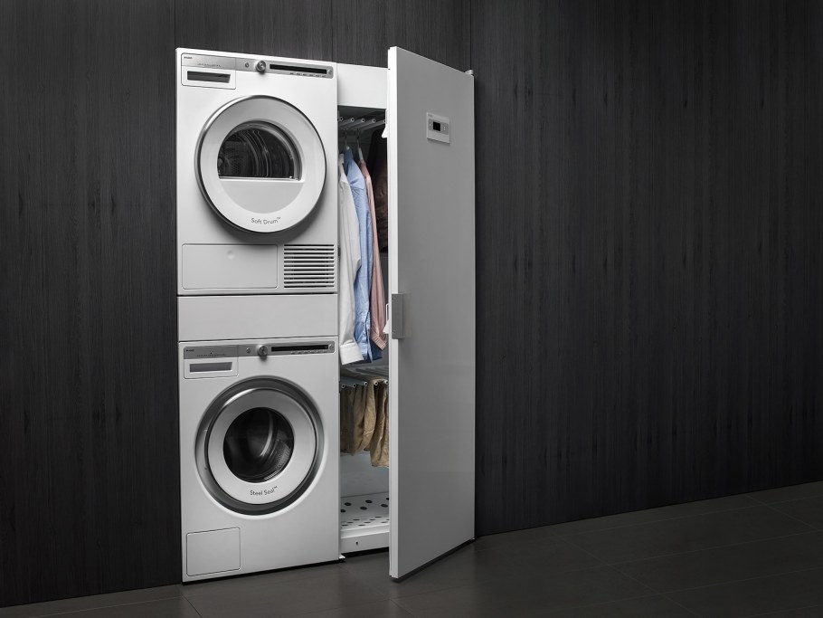 Стиральная и сушильная машина в ванной