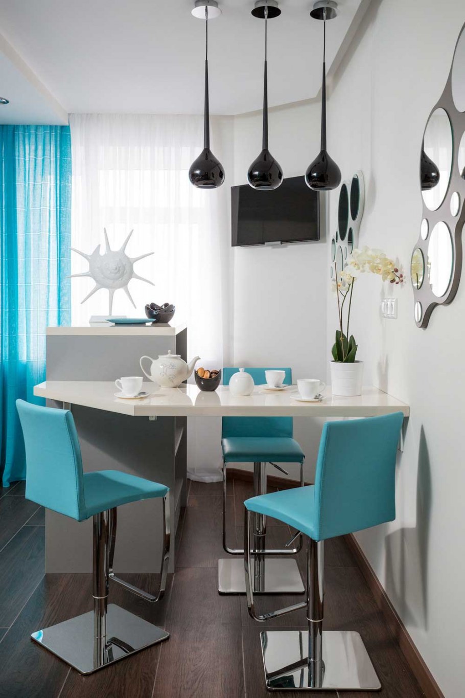 Цветные стулья в интерьере