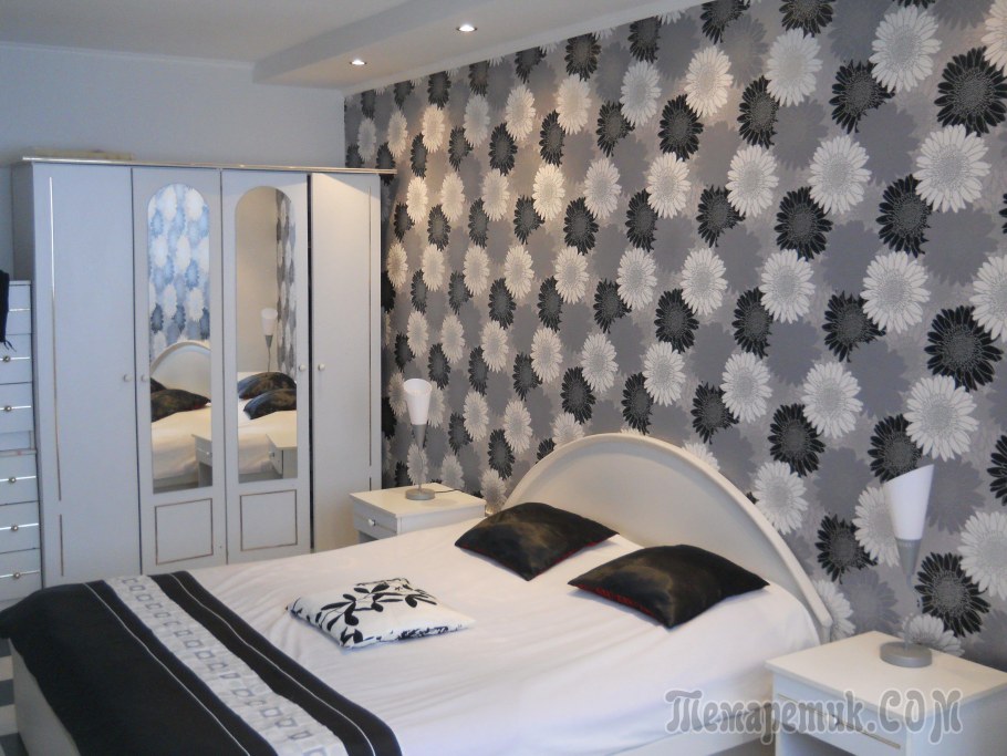 Спальня с разными обоями на стенах