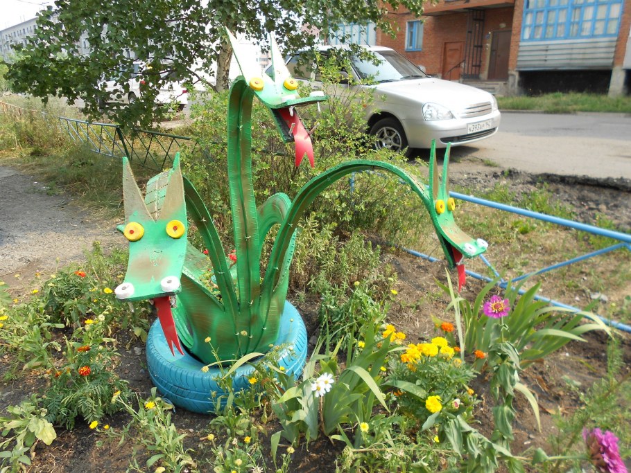 Украшение двора из шин