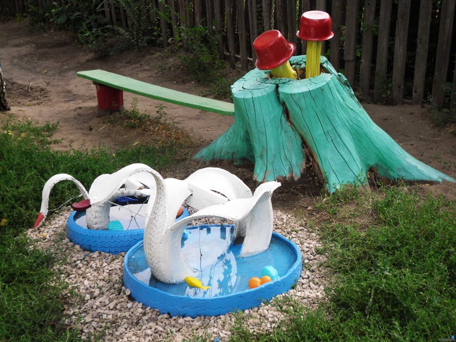 Украшение участка из бросового материала