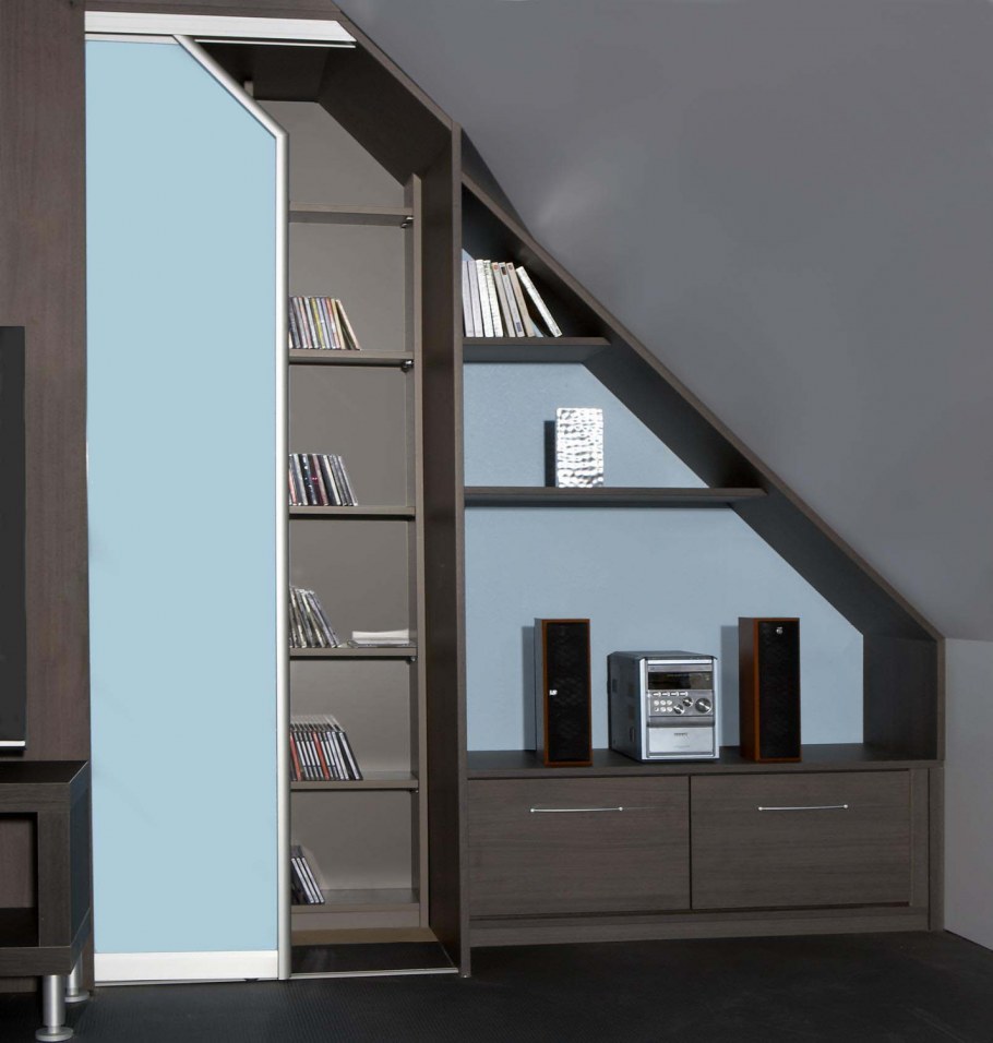 Шкаф в мансардной комнате