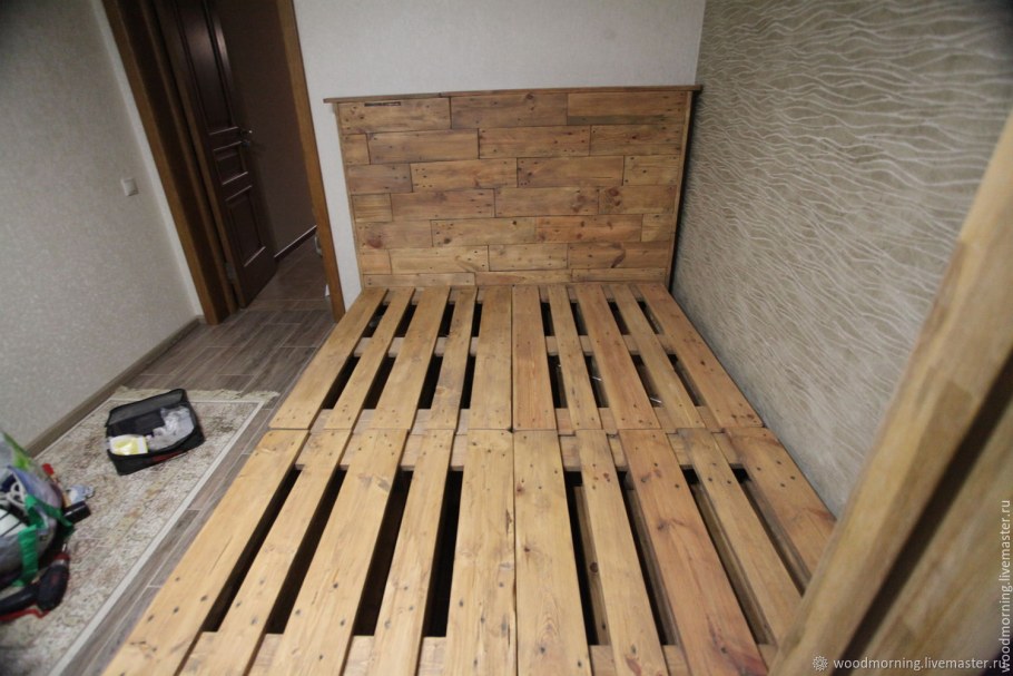 Подиумная кровать лофт