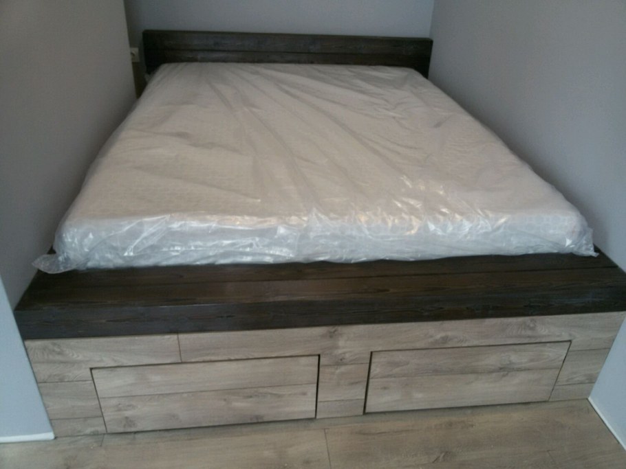 Подиум кровать в спальне