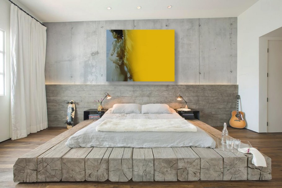 Кровать на подиуме в интерьере