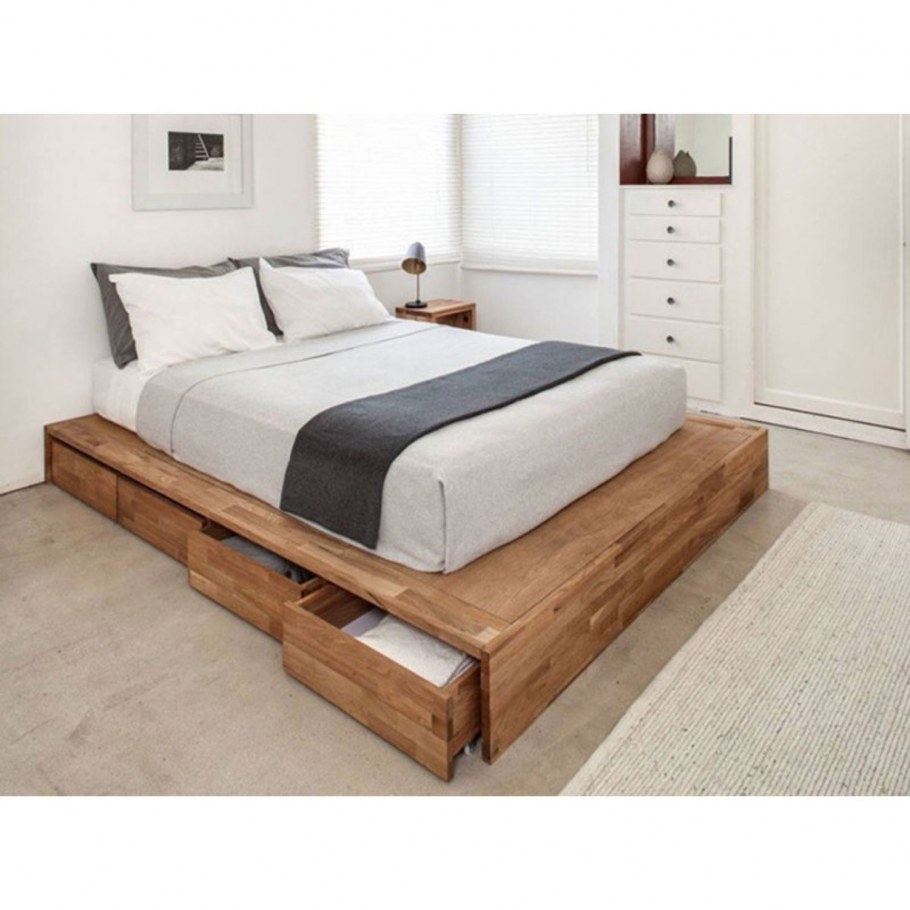 Кровать на деревянном подиуме