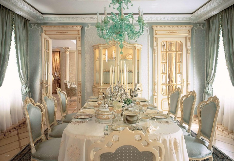 Обеденный зал в особняке