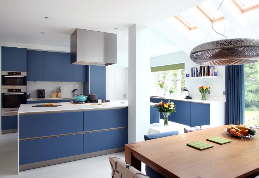 Интерьер кухни в синих тонах