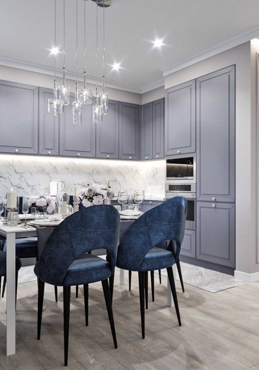 Синяя кухня с желтым фартуком