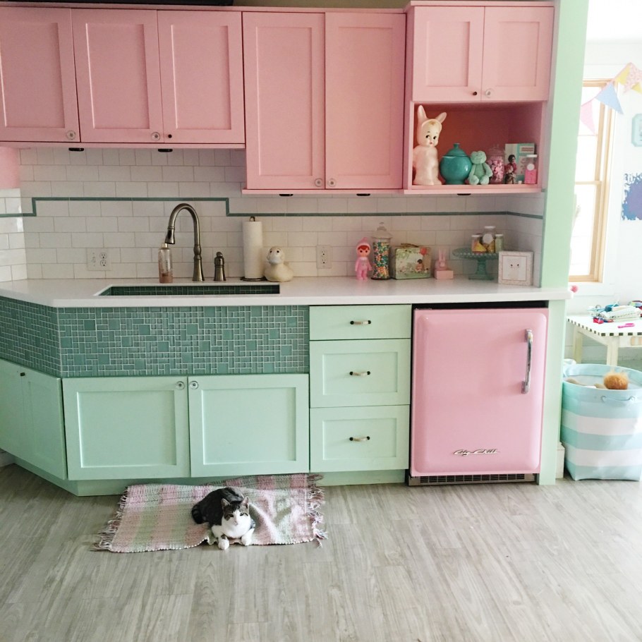 Пластиковые кухни мятного цвета