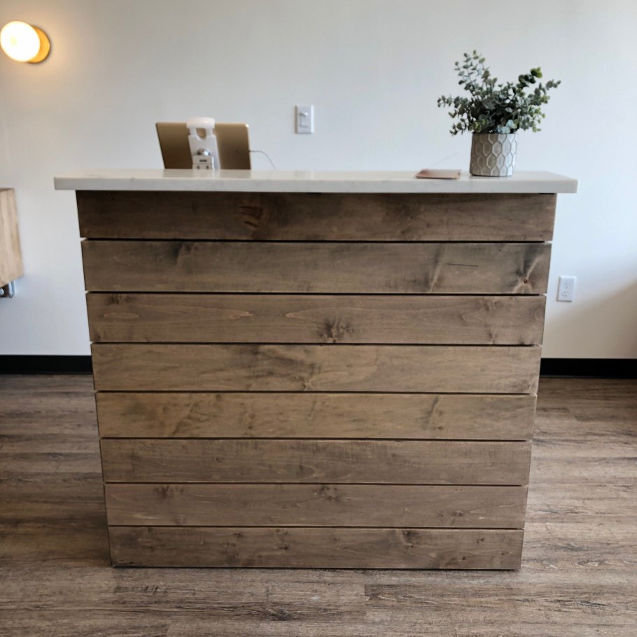 Ресепшен из дерева