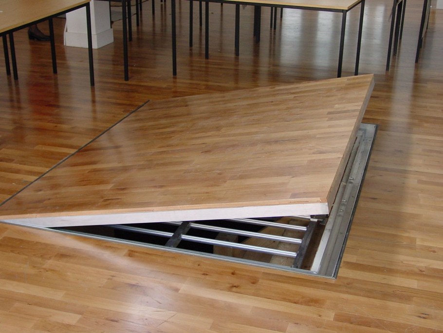 Напольный люк самоподъемный невидимка