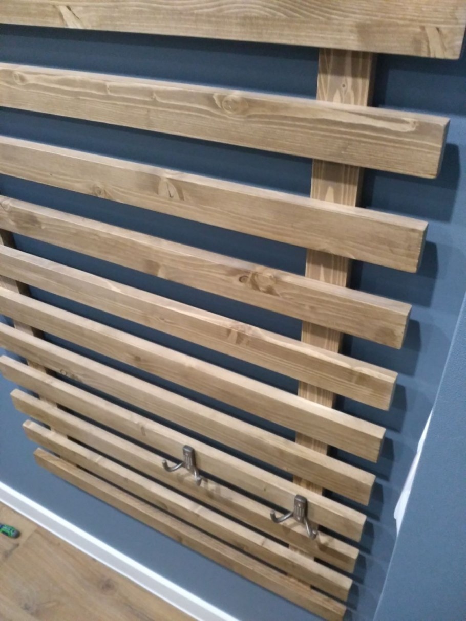 Вешалка из реек в прихожую