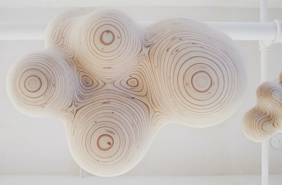 Абстрактная скульптура из металла