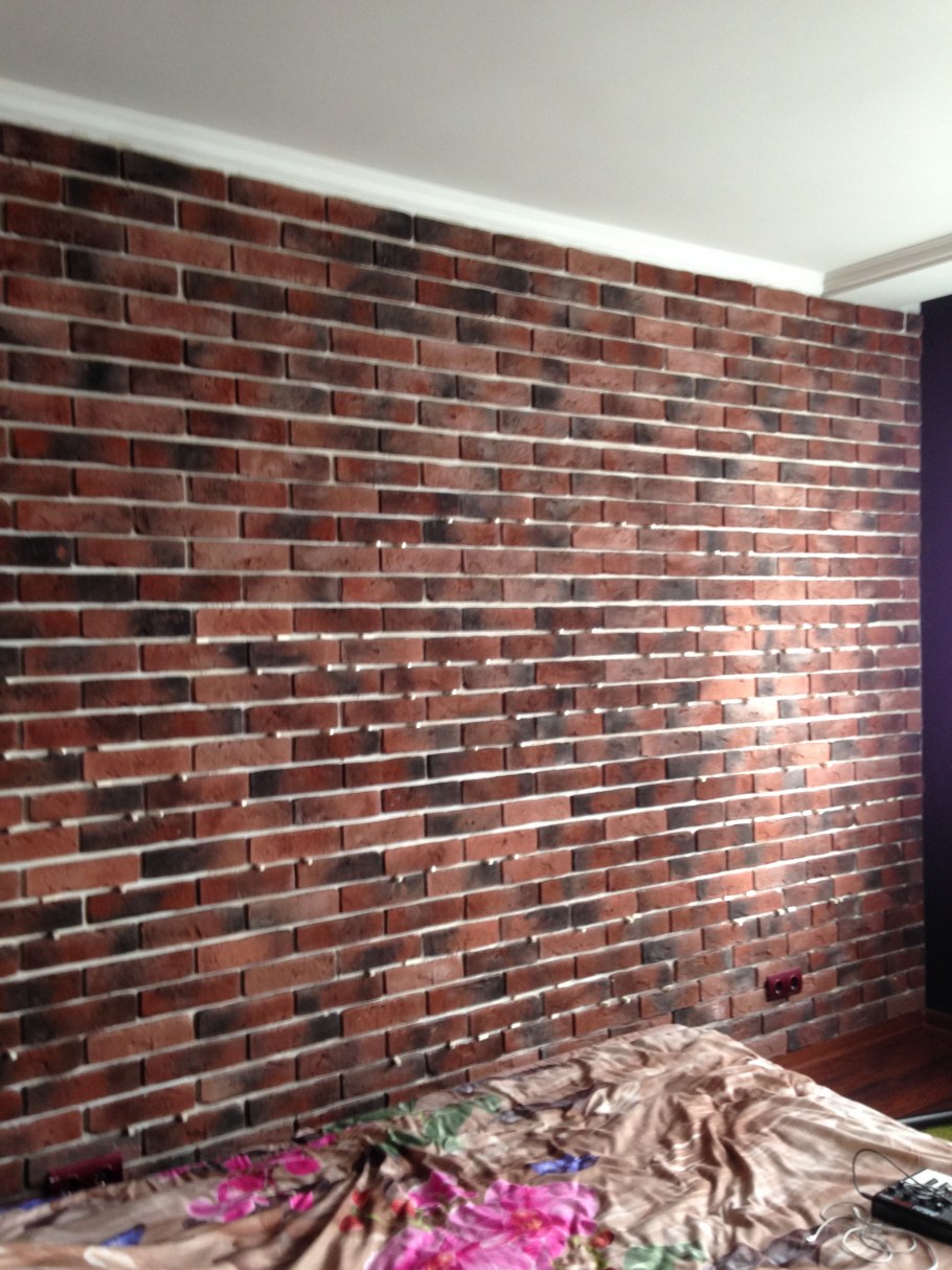 Белый декоративный кирпич с красными швами