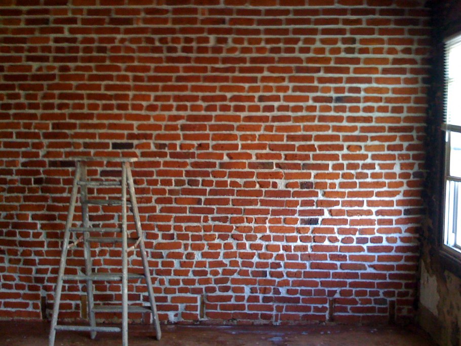 Красный кирпич с белой затиркой в интерьере