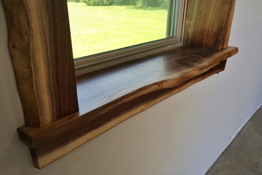 Деревянный подоконник и откосы