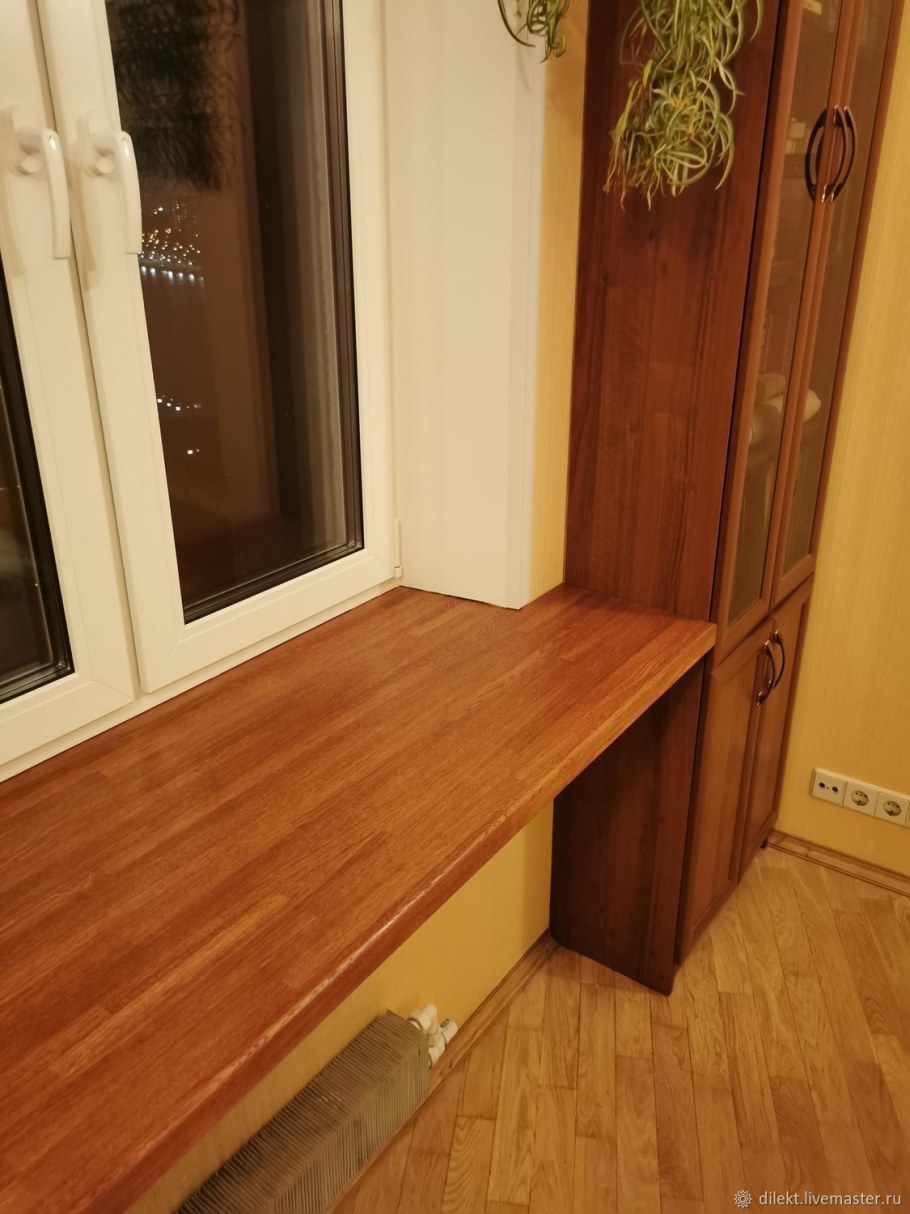 Широкий деревянный подоконник