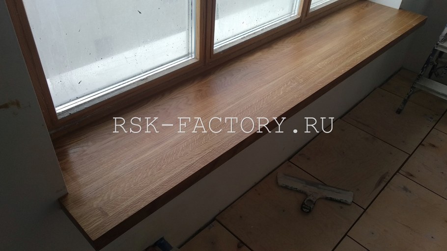 Деревянный подоконник вид спереди