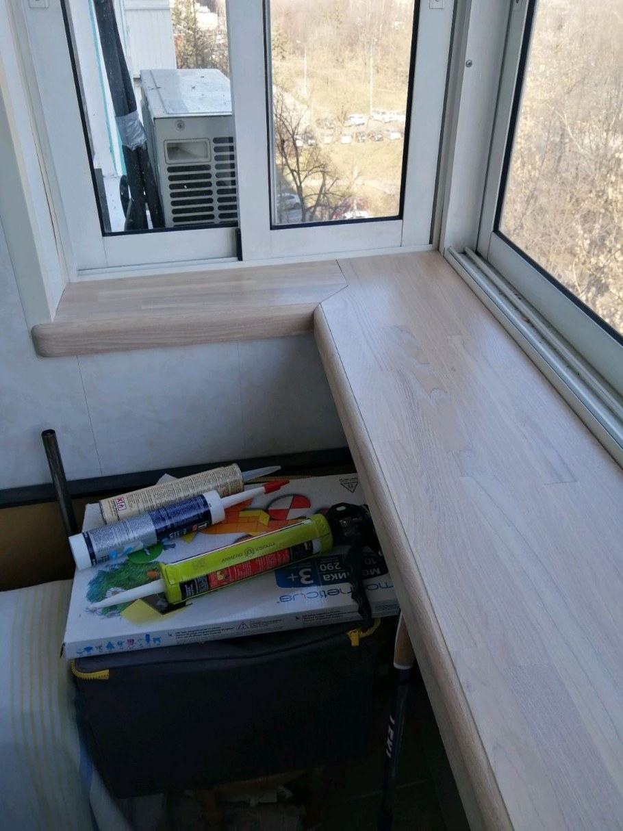 Подоконник на балконе пластиковый