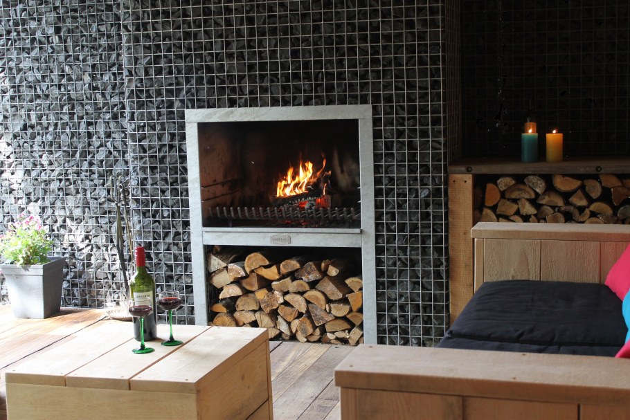 Патио с габионами