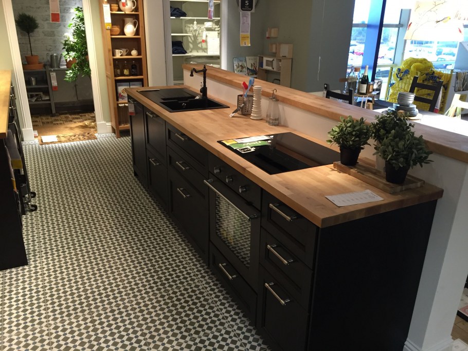 Кухня Лерхюттан черная в интерьере