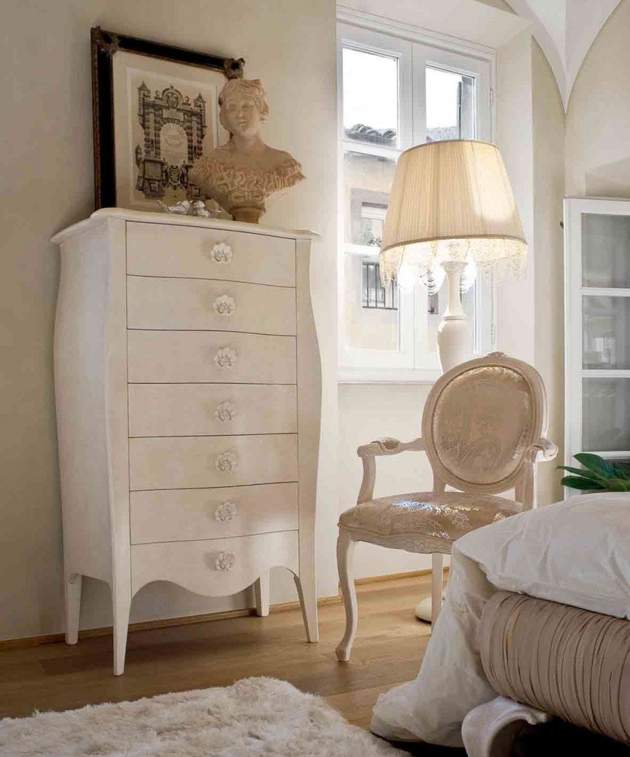 Комод на высоких ножках