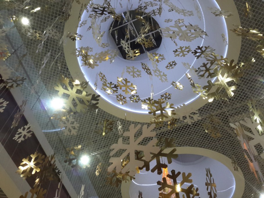 Украшение потолка на новый год в ТЦ