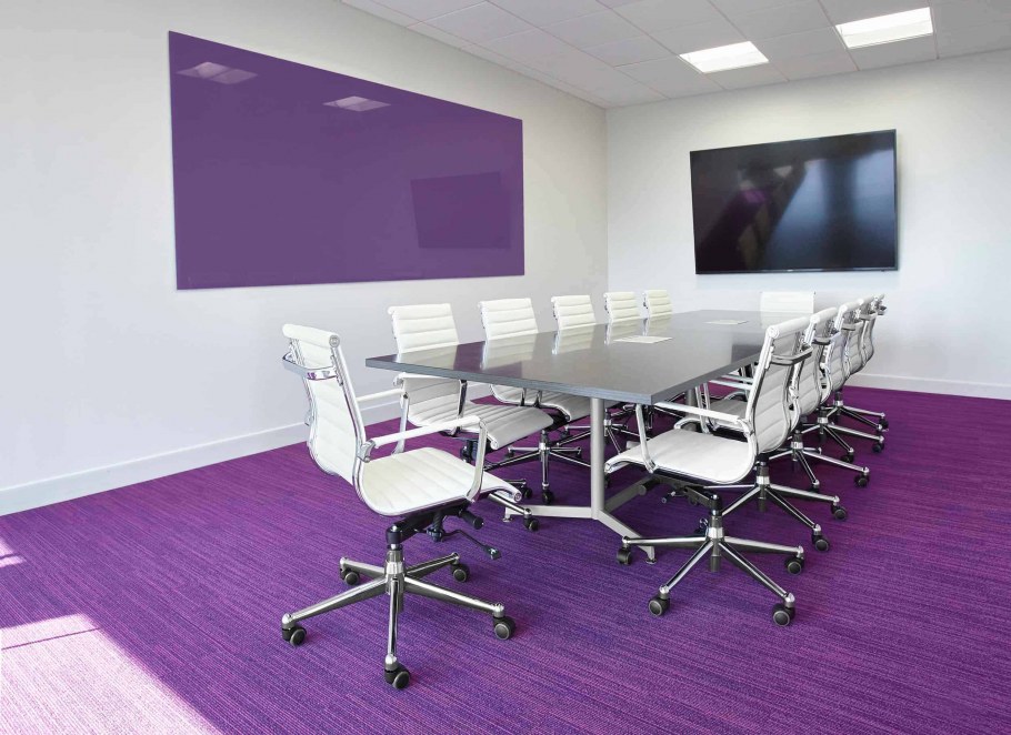 Сиреневые стены в офисе