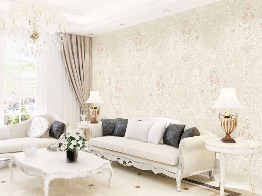 Обои с вензелями в интерьере гостиной